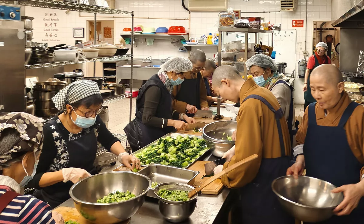 Toronto Fo Guang Members Commemorate Venerable Master Hsing Yun on Lantern Festival with Yangzhou Dumplings